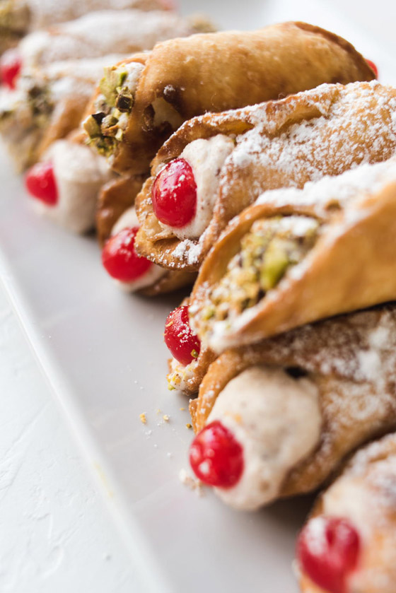 إليكم طريقة تحضير أصابع كانولي الإيطالية المحشوة بالجبنة والكريمة صورة رقم 7