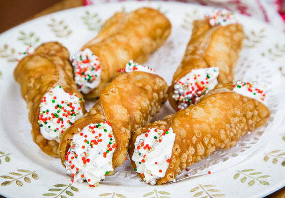 إليكم طريقة تحضير أصابع كانولي الإيطالية المحشوة بالجبنة والكريمة صورة رقم 8