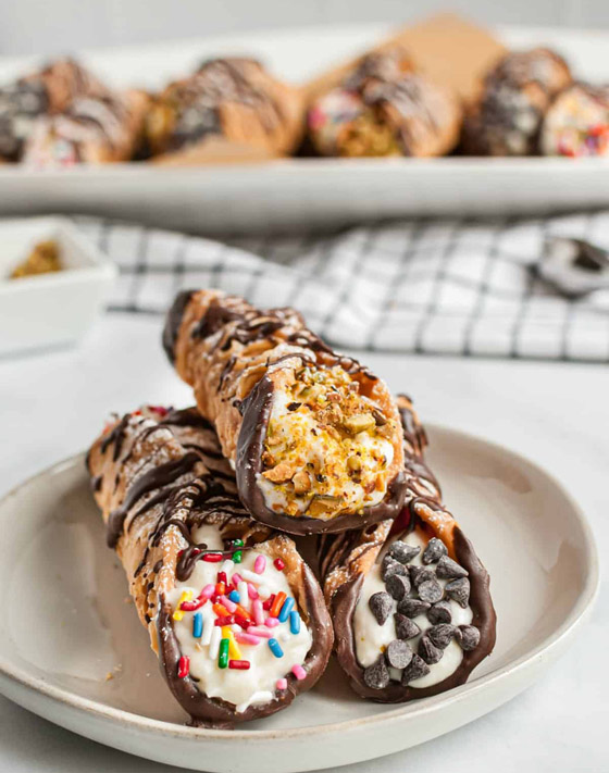 إليكم طريقة تحضير أصابع كانولي الإيطالية المحشوة بالجبنة والكريمة صورة رقم 10