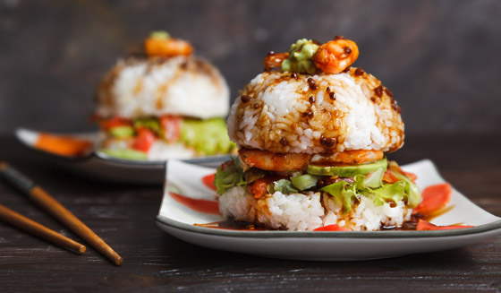اتركوا الخبز جانبا وحضروا برغر أرز بالدجاج المقلي بالطريقة اليابانية صورة رقم 1