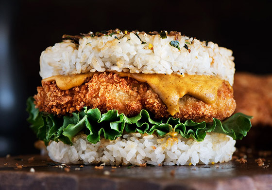 اتركوا الخبز جانبا وحضروا برغر أرز بالدجاج المقلي بالطريقة اليابانية صورة رقم 2