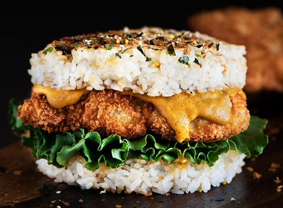 اتركوا الخبز جانبا وحضروا برغر أرز بالدجاج المقلي بالطريقة اليابانية صورة رقم 3