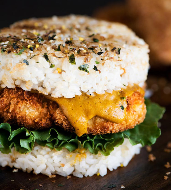 اتركوا الخبز جانبا وحضروا برغر أرز بالدجاج المقلي بالطريقة اليابانية صورة رقم 4