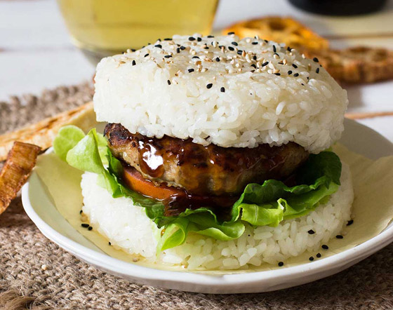 اتركوا الخبز جانبا وحضروا برغر أرز بالدجاج المقلي بالطريقة اليابانية صورة رقم 5