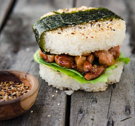 اتركوا الخبز جانبا وحضروا برغر أرز بالدجاج المقلي بالطريقة اليابانية صورة رقم 6