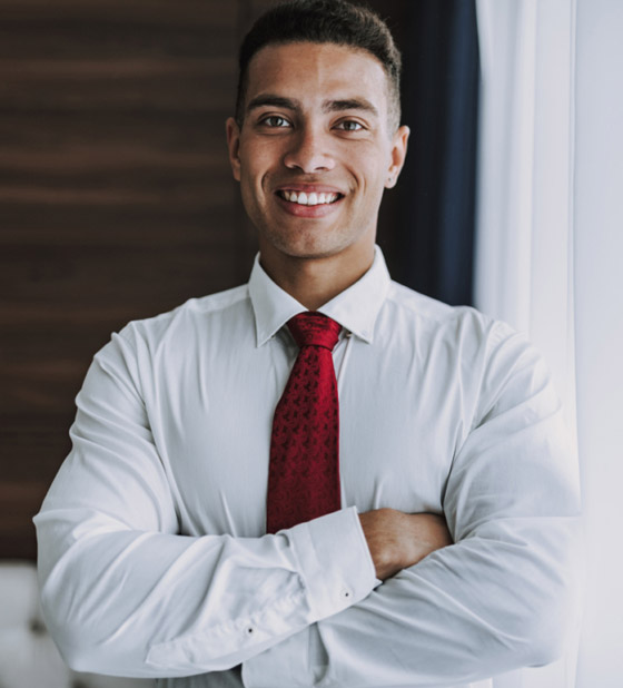 طرق مختلفة لارتداء القميص الأبيض وتنسيقه مع الجينز والحذاء المناسب صورة رقم 7