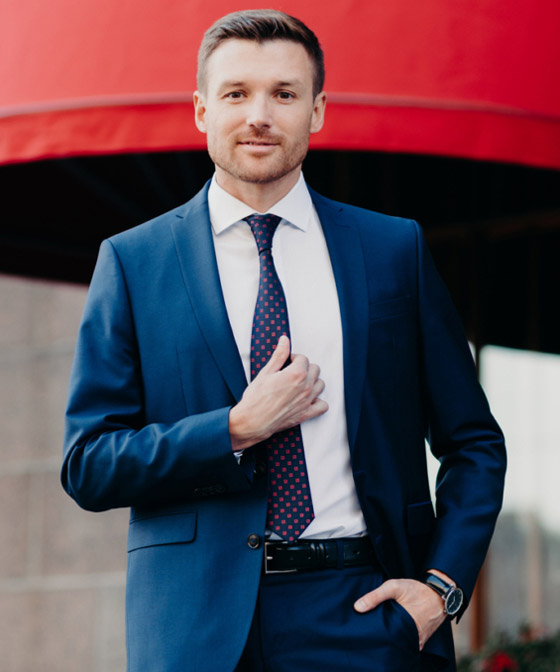 طرق مختلفة لارتداء القميص الأبيض وتنسيقه مع الجينز والحذاء المناسب صورة رقم 1