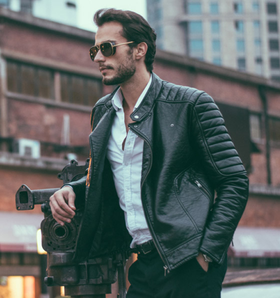 طرق مختلفة لارتداء القميص الأبيض وتنسيقه مع الجينز والحذاء المناسب صورة رقم 2