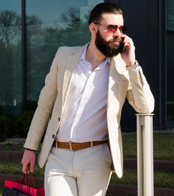 طرق مختلفة لارتداء القميص الأبيض وتنسيقه مع الجينز والحذاء المناسب صورة رقم 3