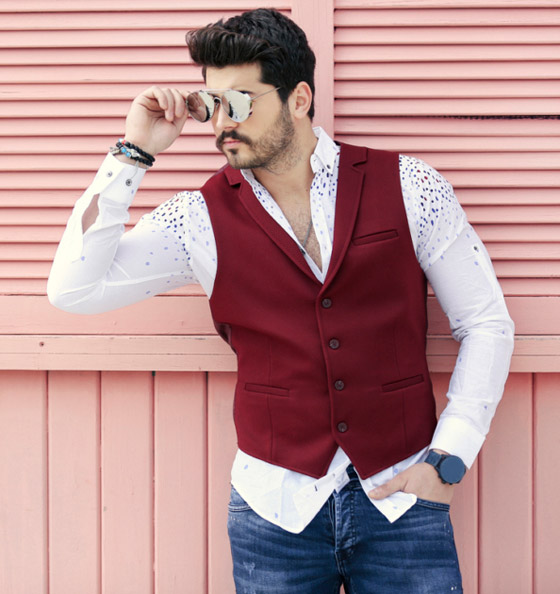 طرق مختلفة لارتداء القميص الأبيض وتنسيقه مع الجينز والحذاء المناسب صورة رقم 4