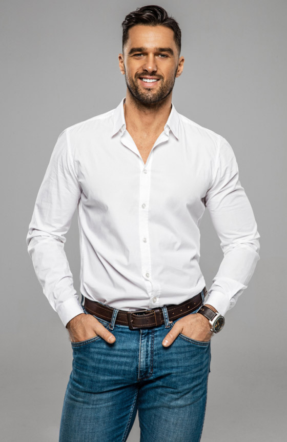 طرق مختلفة لارتداء القميص الأبيض وتنسيقه مع الجينز والحذاء المناسب صورة رقم 6