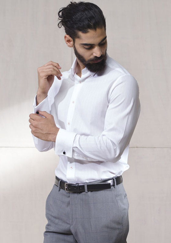 طرق مختلفة لارتداء القميص الأبيض وتنسيقه مع الجينز والحذاء المناسب صورة رقم 9