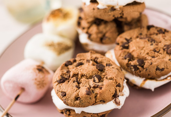 ليست تقليدية.. إليكم وصفة كوكيز رقائق الشوكولاتة المحشوة بالمارشميلو صورة رقم 1 ليست تقليدية.. إليكم وصفة كوكيز رقائق الشوكولاتة المحشوة بالمارشميلو صورة رقم 1