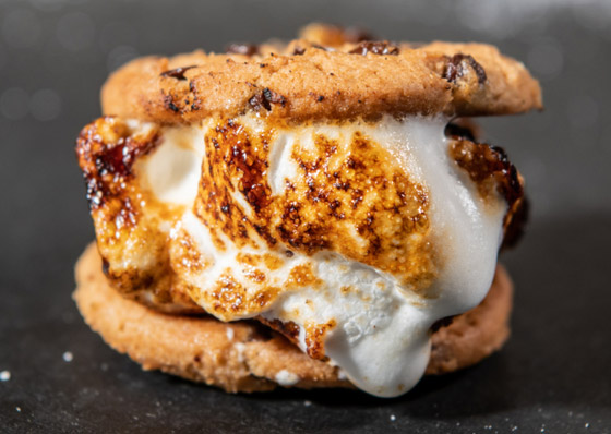 ليست تقليدية.. إليكم وصفة كوكيز رقائق الشوكولاتة المحشوة بالمارشميلو صورة رقم 2 ليست تقليدية.. إليكم وصفة كوكيز رقائق الشوكولاتة المحشوة بالمارشميلو صورة رقم 2