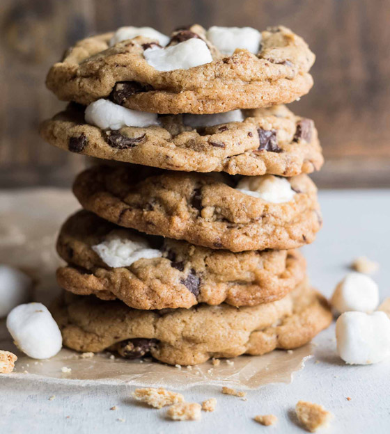 ليست تقليدية.. إليكم وصفة كوكيز رقائق الشوكولاتة المحشوة بالمارشميلو صورة رقم 3 ليست تقليدية.. إليكم وصفة كوكيز رقائق الشوكولاتة المحشوة بالمارشميلو صورة رقم 3