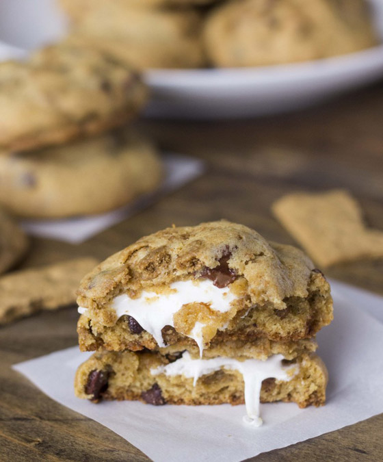 ليست تقليدية.. إليكم وصفة كوكيز رقائق الشوكولاتة المحشوة بالمارشميلو صورة رقم 4 ليست تقليدية.. إليكم وصفة كوكيز رقائق الشوكولاتة المحشوة بالمارشميلو صورة رقم 4