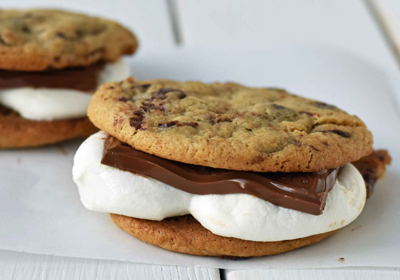 ليست تقليدية.. إليكم وصفة كوكيز رقائق الشوكولاتة المحشوة بالمارشميلو صورة رقم 5 ليست تقليدية.. إليكم وصفة كوكيز رقائق الشوكولاتة المحشوة بالمارشميلو صورة رقم 5