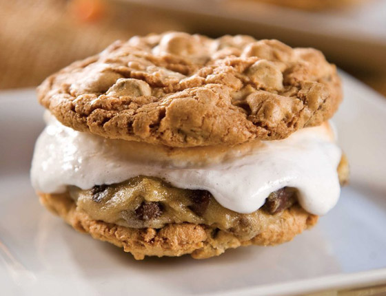 ليست تقليدية.. إليكم وصفة كوكيز رقائق الشوكولاتة المحشوة بالمارشميلو صورة رقم 7 ليست تقليدية.. إليكم وصفة كوكيز رقائق الشوكولاتة المحشوة بالمارشميلو صورة رقم 7