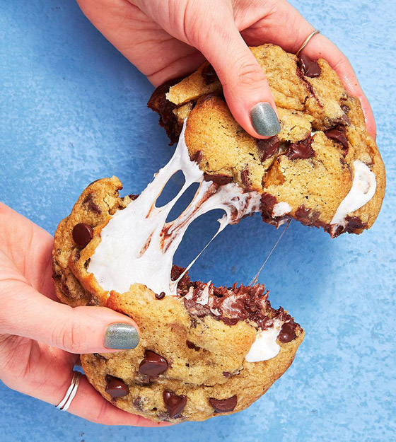 ليست تقليدية.. إليكم وصفة كوكيز رقائق الشوكولاتة المحشوة بالمارشميلو صورة رقم 10 ليست تقليدية.. إليكم وصفة كوكيز رقائق الشوكولاتة المحشوة بالمارشميلو صورة رقم 10