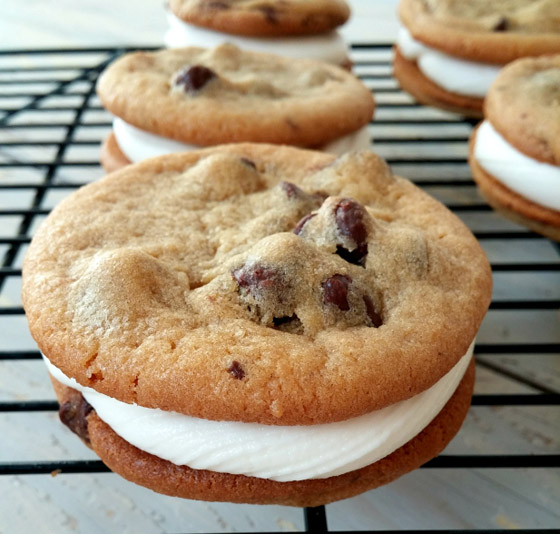 ليست تقليدية.. إليكم وصفة كوكيز رقائق الشوكولاتة المحشوة بالمارشميلو صورة رقم 11 ليست تقليدية.. إليكم وصفة كوكيز رقائق الشوكولاتة المحشوة بالمارشميلو صورة رقم 11