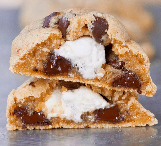 ليست تقليدية.. إليكم وصفة كوكيز رقائق الشوكولاتة المحشوة بالمارشميلو صورة رقم 12 ليست تقليدية.. إليكم وصفة كوكيز رقائق الشوكولاتة المحشوة بالمارشميلو صورة رقم 12