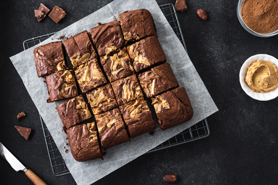 بـ3 مكونات فقط وبدون فرن.. إليكم وصفة حلوى الشوكولاتة بزبدة الفستق صورة رقم 2 بـ3 مكونات فقط وبدون فرن.. إليكم وصفة حلوى الشوكولاتة بزبدة الفستق صورة رقم 2