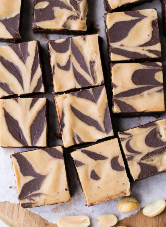 بـ3 مكونات فقط وبدون فرن.. إليكم وصفة حلوى الشوكولاتة بزبدة الفستق صورة رقم 6 بـ3 مكونات فقط وبدون فرن.. إليكم وصفة حلوى الشوكولاتة بزبدة الفستق صورة رقم 6