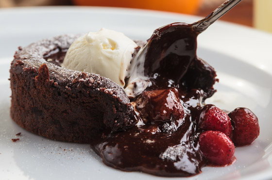 للحصول على الدفء بالليالي الباردة.. إليكم وصفة هوت شوكلت بودينغ كيك صورة رقم 1