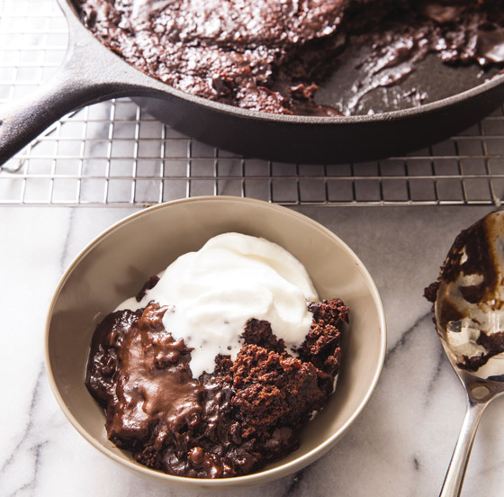 للحصول على الدفء بالليالي الباردة.. إليكم وصفة هوت شوكلت بودينغ كيك صورة رقم 4