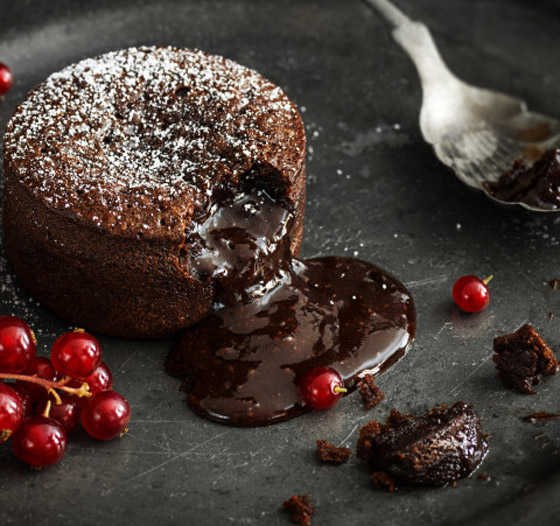 للحصول على الدفء بالليالي الباردة.. إليكم وصفة هوت شوكلت بودينغ كيك صورة رقم 7