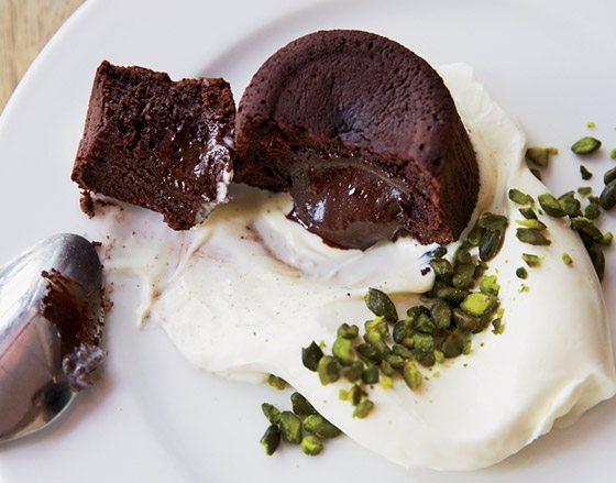 للحصول على الدفء بالليالي الباردة.. إليكم وصفة هوت شوكلت بودينغ كيك صورة رقم 9