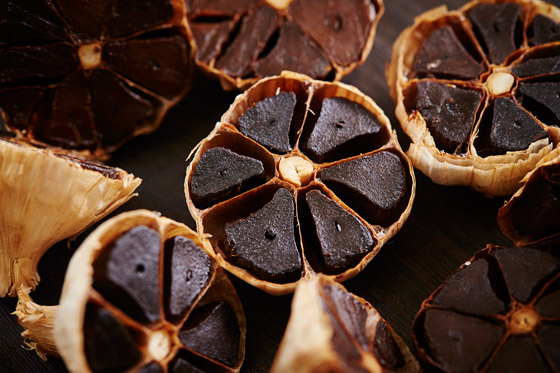 رائحته ليست كريهة وفوائده أكثر من الأبيض.. ماذا تعرف عن الثوم الأسود؟ صورة رقم 2