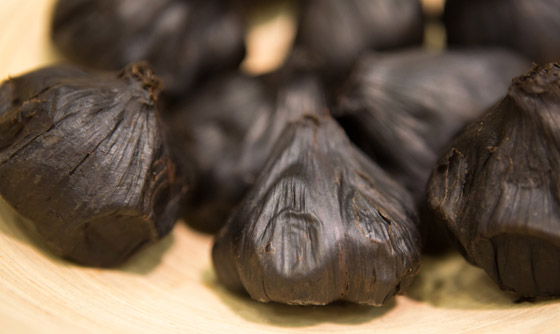 رائحته ليست كريهة وفوائده أكثر من الأبيض.. ماذا تعرف عن الثوم الأسود؟ صورة رقم 5