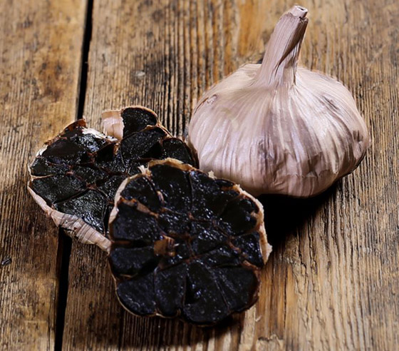 رائحته ليست كريهة وفوائده أكثر من الأبيض.. ماذا تعرف عن الثوم الأسود؟ صورة رقم 3