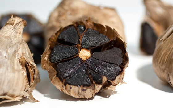 رائحته ليست كريهة وفوائده أكثر من الأبيض.. ماذا تعرف عن الثوم الأسود؟ صورة رقم 10