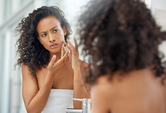 تعاني من بثور الوجه؟ إليك الدليل الشامل لأنواعها وأسبابها وعلاجاتها صورة رقم 10