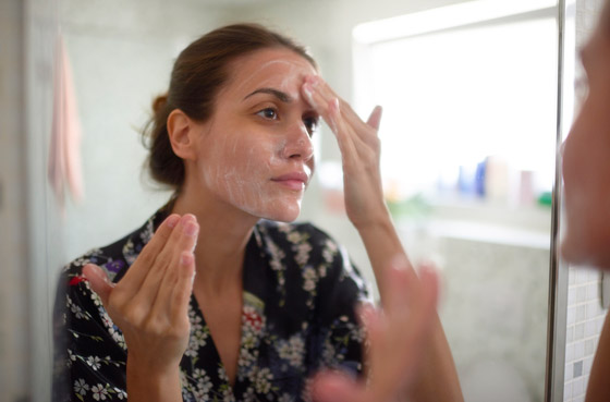 تعاني من بثور الوجه؟ إليك الدليل الشامل لأنواعها وأسبابها وعلاجاتها صورة رقم 7