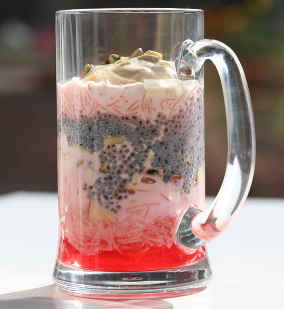 لذيذة وملونة وفيها النودلز.. إليكم طريقة تحضير حلوى فالودا الإيرانية صورة رقم 1