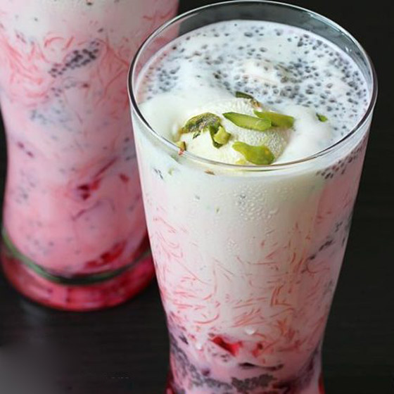 لذيذة وملونة وفيها النودلز.. إليكم طريقة تحضير حلوى فالودا الإيرانية صورة رقم 8