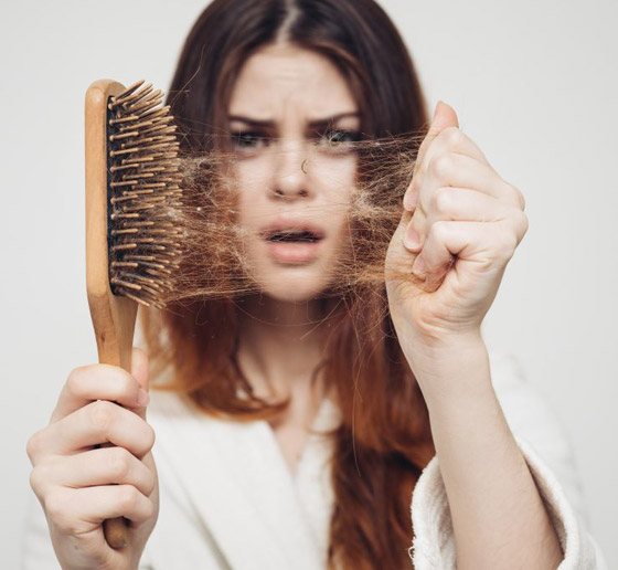 بينها الولادة وأدوات التصفيف.. إليك 10 أسباب لا تعرفها لتساقط الشعر صورة رقم 2