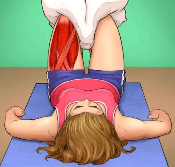 5 تمارين رياضية منزلية باستخدام الوسادة صورة رقم 3