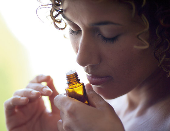 استُخدم منذ آلاف السنين.. ماذا تعرف عن العلاج بالروائح والزيوت العطرية؟ صورة رقم 3