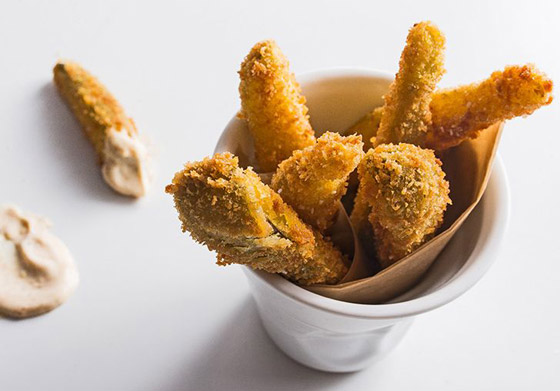 تحب الموالح والأطعمة الحارة؟ إليك وصفة مخلل مقلي مع المايونيز الحار صورة رقم 5