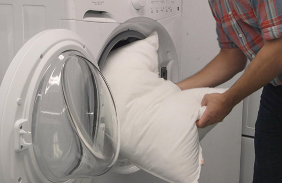 كي لا تصبح موطنا للبكتيريا والزيوت والأوساخ.. كم مرة يجب غسل الوسائد؟ صورة رقم 4