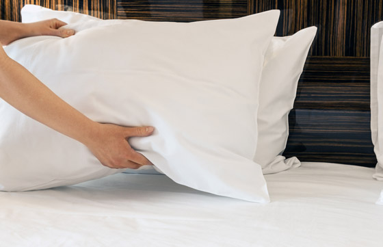 كي لا تصبح موطنا للبكتيريا والزيوت والأوساخ.. كم مرة يجب غسل الوسائد؟ صورة رقم 6