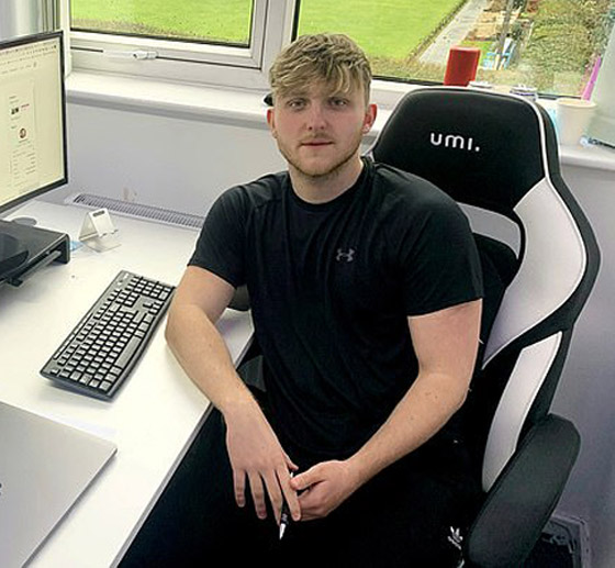 صورة رقم 6 - كيف تحول عامل بريطاني فقير إلى مليونير يكسب 16 ألف دولار يوميا بفضل كورونا؟ صورة رقم 6 - كيف تحول عامل بريطاني فقير إلى مليونير يكسب 16 ألف دولار يوميا بفضل كورونا؟