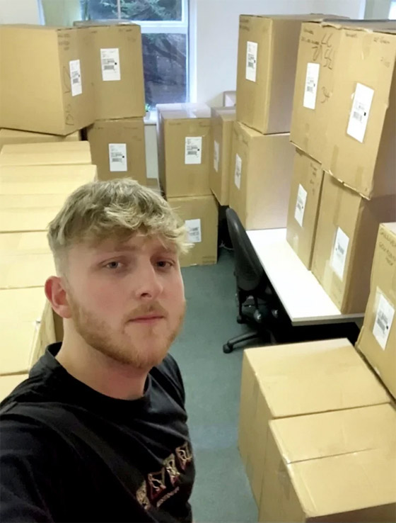 صورة رقم 2 - كيف تحول عامل بريطاني فقير إلى مليونير يكسب 16 ألف دولار يوميا بفضل كورونا؟ صورة رقم 2 - كيف تحول عامل بريطاني فقير إلى مليونير يكسب 16 ألف دولار يوميا بفضل كورونا؟