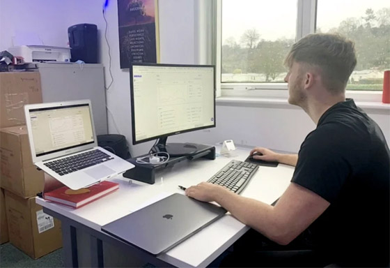 صورة رقم 7 - كيف تحول عامل بريطاني فقير إلى مليونير يكسب 16 ألف دولار يوميا بفضل كورونا؟ صورة رقم 7 - كيف تحول عامل بريطاني فقير إلى مليونير يكسب 16 ألف دولار يوميا بفضل كورونا؟