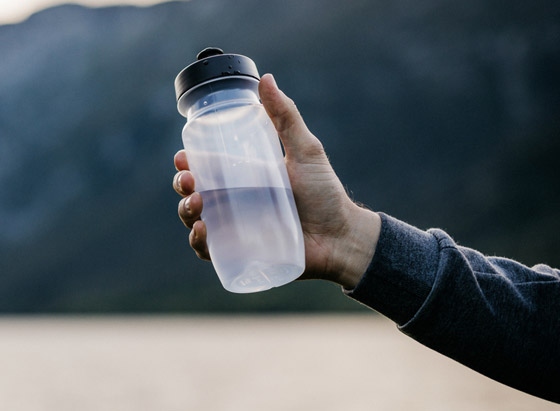 يمكن أن تضر إن لم تغسل! كيف تنظّف زجاجات الماء القابلة لإعادة الاستخدام؟ صورة رقم 2