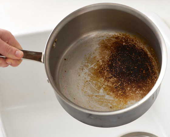 دون عناء وبأدوات متوفرة في المنزل.. كيف تنظف المقلاة المحترقة؟ صورة رقم 3 دون عناء وبأدوات متوفرة في المنزل.. كيف تنظف المقلاة المحترقة؟ صورة رقم 3